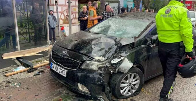 Bursa’da Kontrolden Çıkan Otomobil Otobüs Durağına Daldı: 2’si Ağır 6 Yaralı