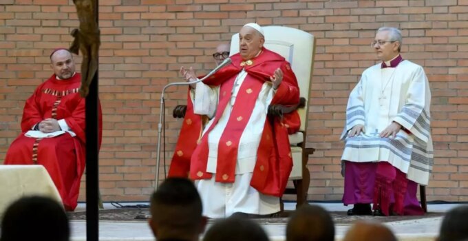İki kez ölümden dönen Papa eskisi gibi olmasa da yönetime dönecek
