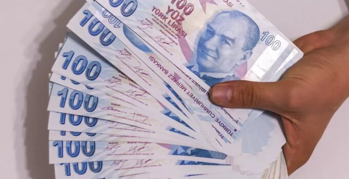 Memur emeklilerinin maaş ve bayram ikramiyeleri hesaplara yatırıldı