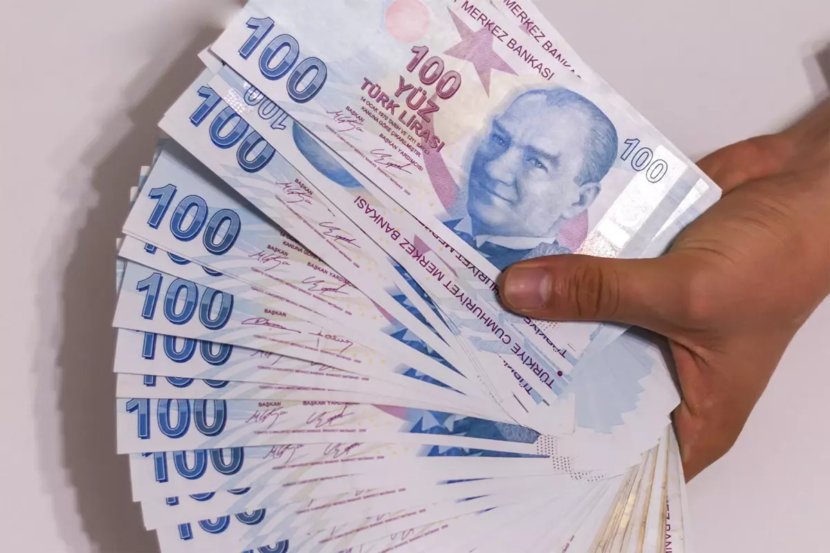 Memur emeklilerinin maaş ve bayram ikramiyeleri hesaplara yatırıldı