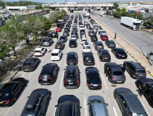 Ana vatana akın akın veda ediyorlar: Kilometrelerce kuyruk oluştu