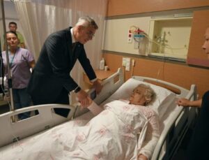 Bakan Memişoğlu, Balıkesir depreminde yaralanan vatandaşları ziyaret etti