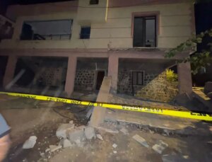 Diyarbakır’da bir evin balkonu çöktü, 2’si çocuk 5 kişi enkaz altında kaldı