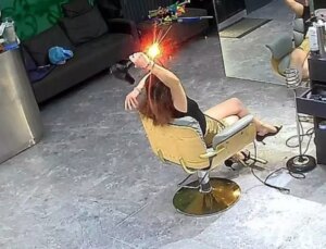 Kuaförde dehşet anı: Saç kurutma makinesi kadının elinde patladı