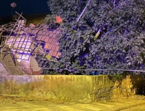 Malatya’da evin çatısı çöktü! Anne ve kızı son anda kurtuldu