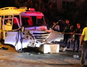 Minibüs ve otomobil çarpıştı: Kopan kulağı dakikalarca aradılar