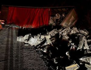 Şarampole devrilen TIR ulaşımı aksattı