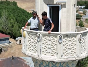 Telefonla konuşmak için minareye çıkıyorlar