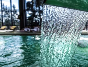 Yaşlı çift, şifalı diye girdikleri suda hayatını kaybetti