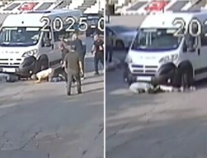 Anne ve oğlu minibüsün altında kaldı