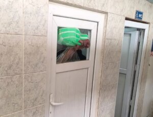 Cami tuvaletinin camını yumrukla parçaladı, kolu kanlar içinde asılı kaldı