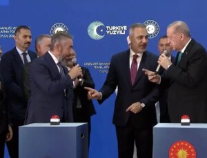 Cumhurbaşkanı Erdoğan’ın tmel atma töreninde firma yetkilisini terlettiği anlar