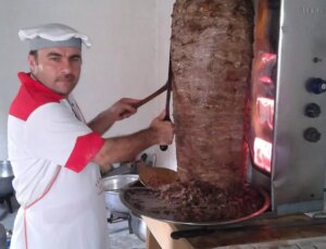 Döner ustası evinde asılı halde ölü bulundu