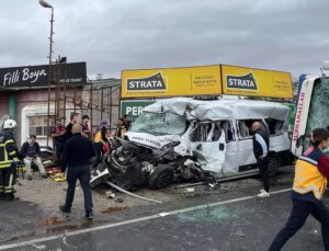 İşçi servisi ile kamyon kafa kafaya çarpıştı: 3 ölü, 9 yaralı