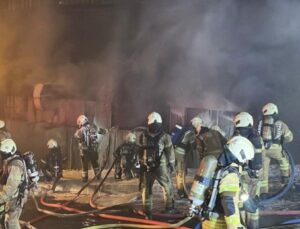 Kağıthane’de matbaa deposu alev alev yandı