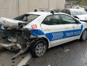 Kazaya müdahale eden polislerin aracına otomobil çarptı: 2’si polis 8 yaralı