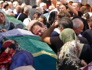 Kızılırmak’a uçan araçta can veren anne ve oğlu son yolculuklarına uğurlandı