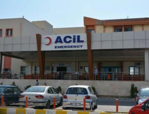 Lise öğrencisi babasını öldürüp, annesini yaraladıktan sonra intihara kalkıştı