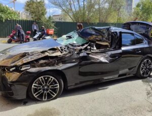 Lüks otomobil pert oldu, sahibi yoğun bakımda