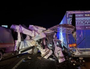 Tarsus’ta minibüs TIR’a çarptı: 3 ölü, 16 yaralı