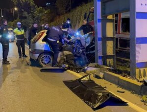 Üst geçide çarpan otomobil ortadan ikiye katlandı: 2 kişi can verdi