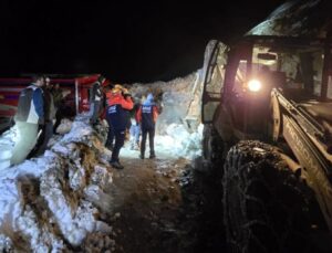 Yaylada 6 aracın üzerine çığ düştü! Mahsur kalan 15 kişi kurtarıldı