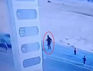 Yola fırlayan çocukları kurtarmak isterken hayatını kaybetti