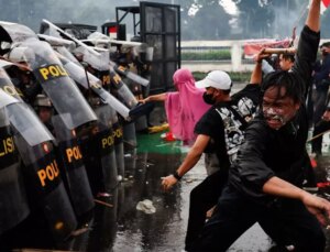 Yüksek milletvekili maaşları ülkeyi ayağa kaldırdı, 5 bakan görevden alındı