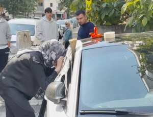 2 yaşındaki çocuk arabanın içinde mahsur kaldı