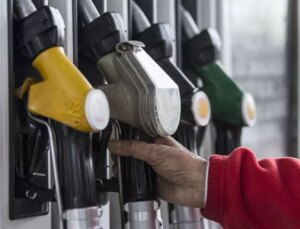 Akaryakıta gece yarısı tarihin en büyük zammı! Tabela değişti