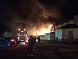 Geri dönüşüm fabrikasında yangın çıktı