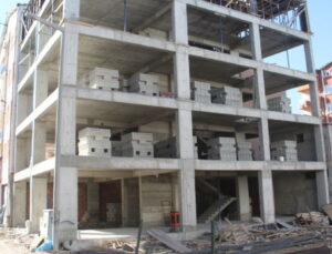 İnşaatın 3’üncü katından düştü