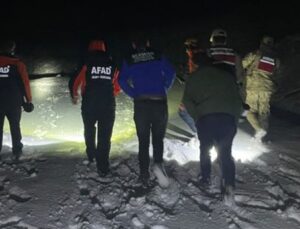 Karda mahsur kalan 2 kişi kurtarıldı