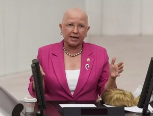 Kürsüde peruğunu çıkaran CHP’li Nurten Yontar kanseri yendiğini duyurdu