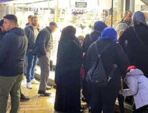 Kuyumcuların önünde altın kuyruğu