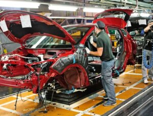 Otomotiv devi 7 fabrikasını kapatıyor! 20 bin kişi işsiz kalacak