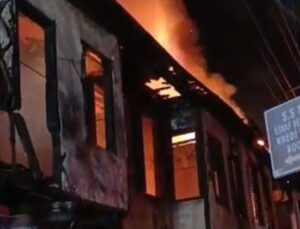 Tarsus’ta iki ahşap ev, yangında küle döndü