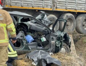 TIR karşı şeride geçti… Bir aile yok oldu!