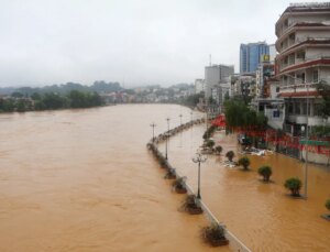 Vietnam’da şiddetli yağışlar sel felaketine yol açtı: 10 ölü