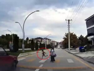 Yaya geçidinde kaza: Otomobil, 4 yaşındaki çocuğa böyle çarptı