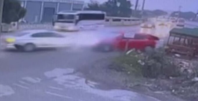 2 kadın hayatını kaybetti, 4 yaralı! Kahreden kaza kamerada!