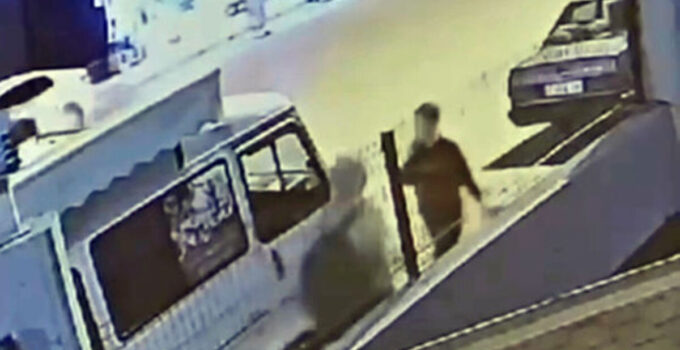 Alanya’da kaldırımda kadına saldıran şüpheli yakalandı