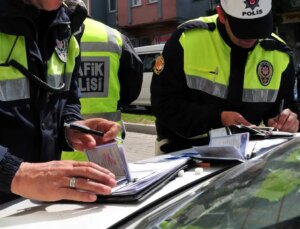 Bugünden itibaren 5 ay zorunlu! Kurala uymayan sürücülere 6 bin TL ceza var