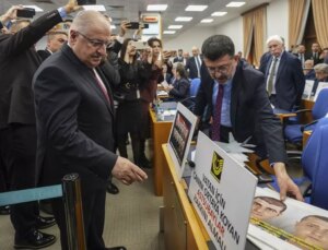 CHP’li vekiller bütçe görüşmelerinde Bakan Güler’i şehit fotoğraflarıyla karşıladı