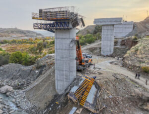 Diyarbakır’da viyadük inşaatında iskele çöktü! 4 işçi öldü