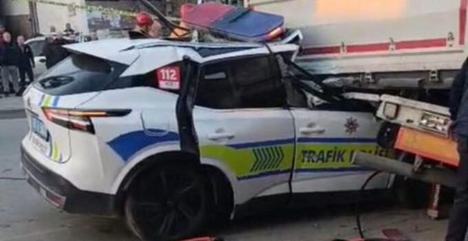 Ekip aracı TIR’a çarptı! 1 polis şehit!