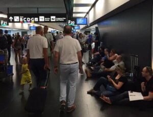 Havalimanlarında kriz! Uçaklar yere indiriliyor