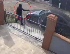 İş insanına evinin önünde silahlı saldırı