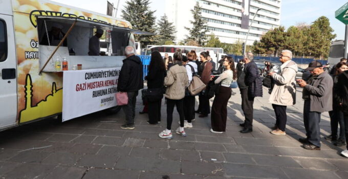 İYİ Parti, Atatürk için lokma dağıttı