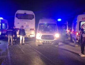 İzmir’de iki işçi servisi çarpıştı: 13 yaralı